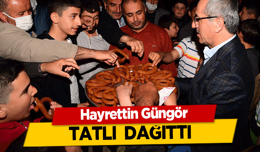 Hayrettin Güngör, tatlı dağıttı