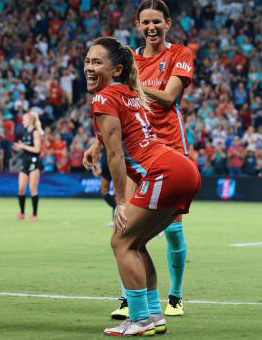 Kadın futbolcunun gol sevinci maçın önüne geçti!