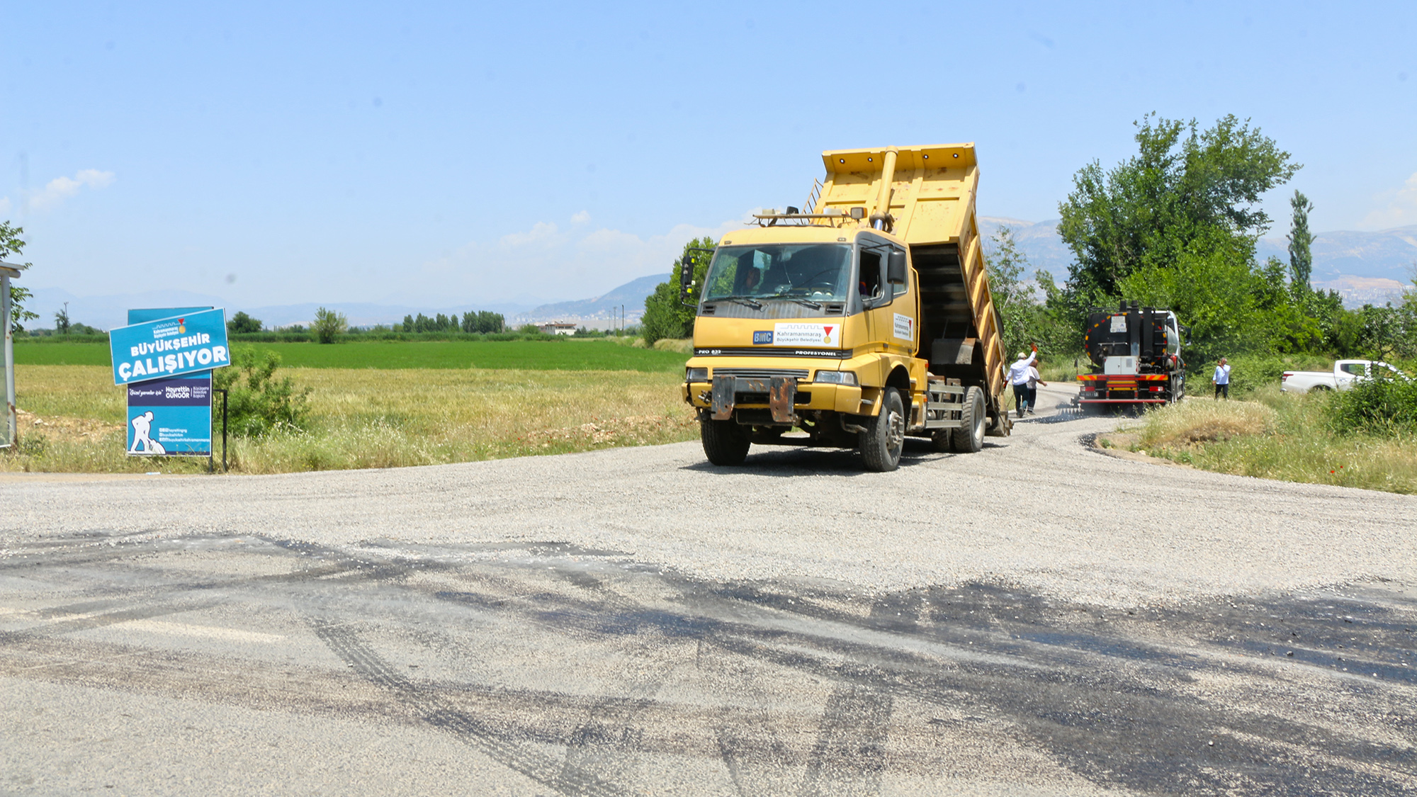 Büyükşehir’den Kurtlar ve Selimiye’de yol yenileme çalışması!