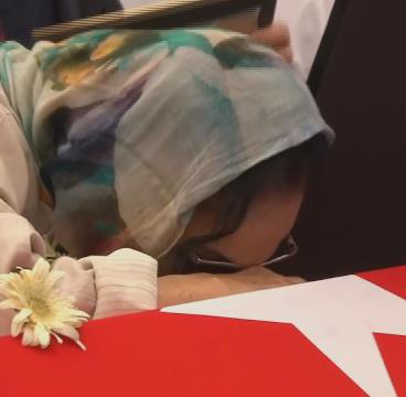 Türkan Şoray, Cüneyt Arkın'ın tabutuna sarılarak hüngür hüngür ağladı