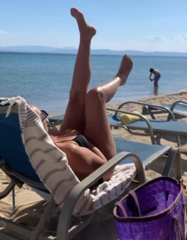 Yattığı yerde bile rahat durmadı! Şezlongda şekilden şekle girdi