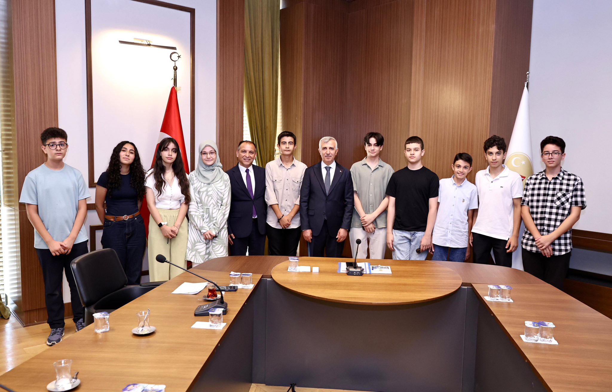 Kahramanmaraşlı Öğrencilerden Türkiye Birinciliği! Vali Ünlüer Başarılı Öğrencileri Makamında Ağırladı