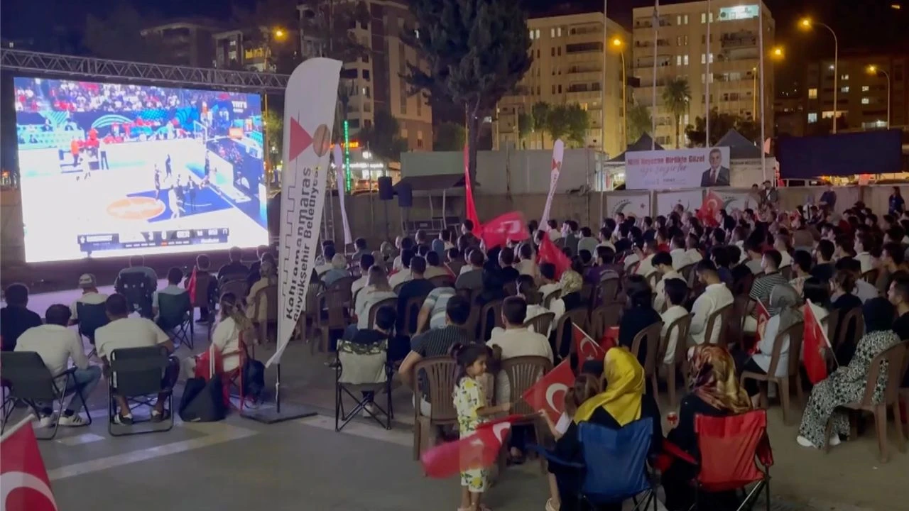 Kahramanmaraş’taki vatandaşlar, A Milli Basketbol Takımı maçını dev ekranda izledi