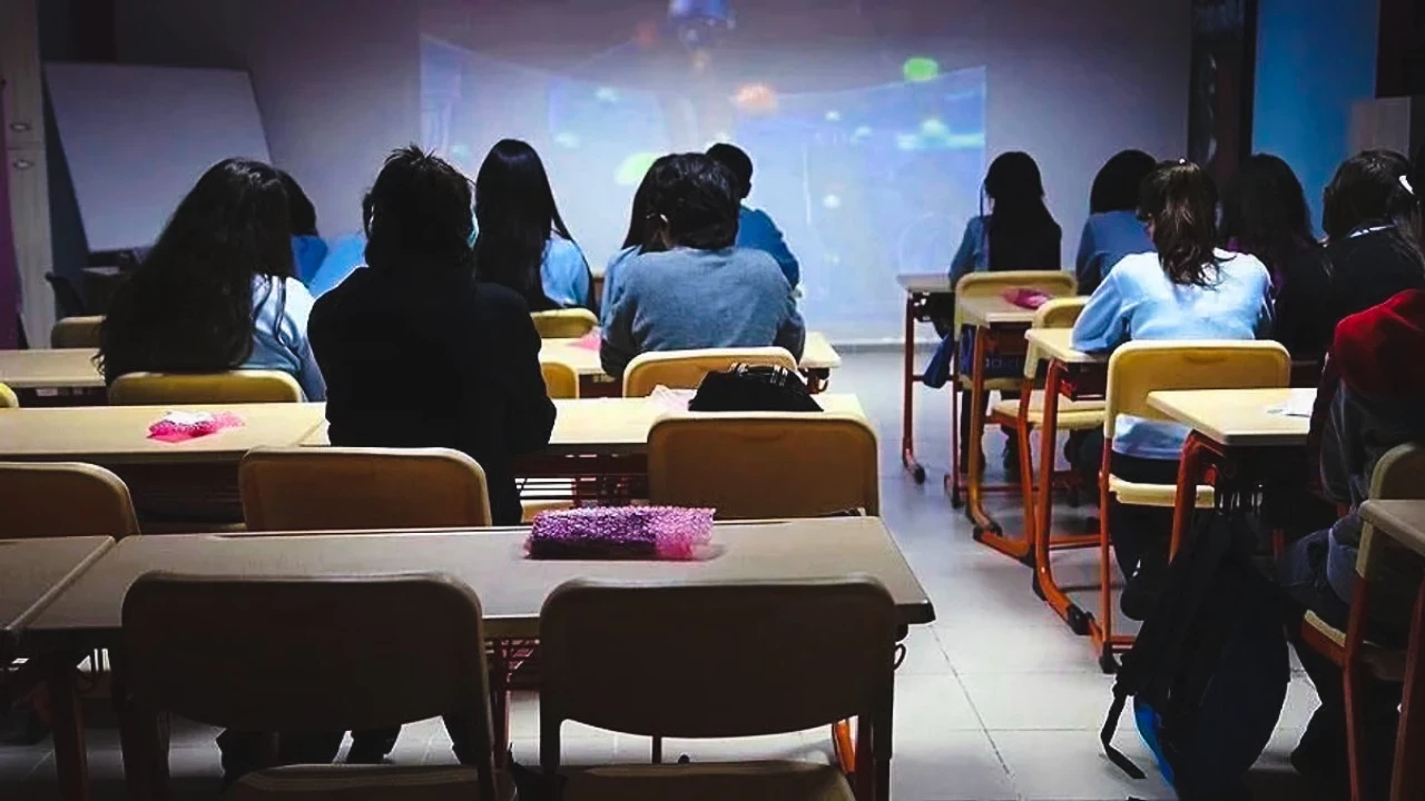 Lisede Servis Kuralları Tartışma Yarattı: ‘Kuzenim’, ‘Kankim’ Kabul Edilmeyecek
