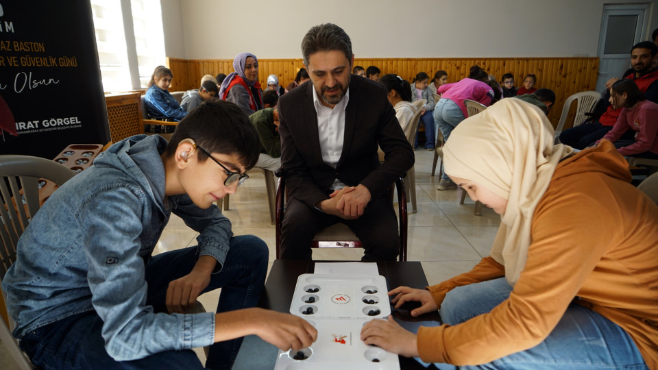 Gönül gözüyle oynadılar: Kahramanmaraş'ta görme engelli öğrencilerden kıyasıya mangala rekabeti