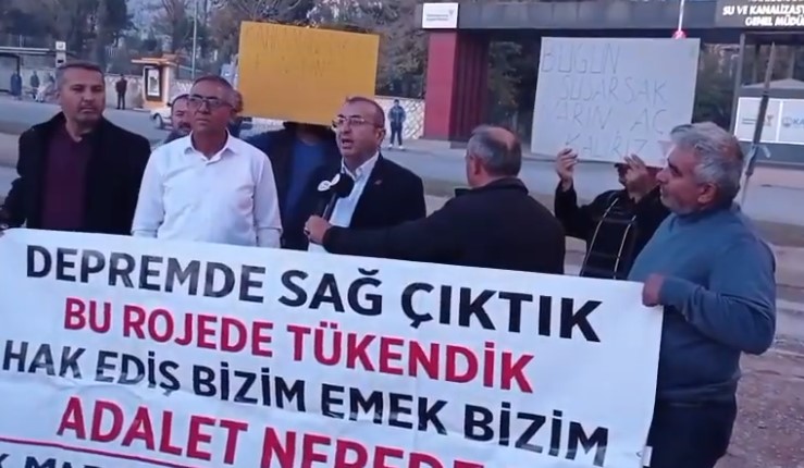 CHP'li Ünal Ateş'ten KASKİ önünde pankartlı protesto!