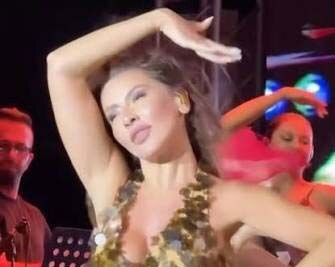Hadise’den Kuşadası’nda nefes kesen sahne şovu!