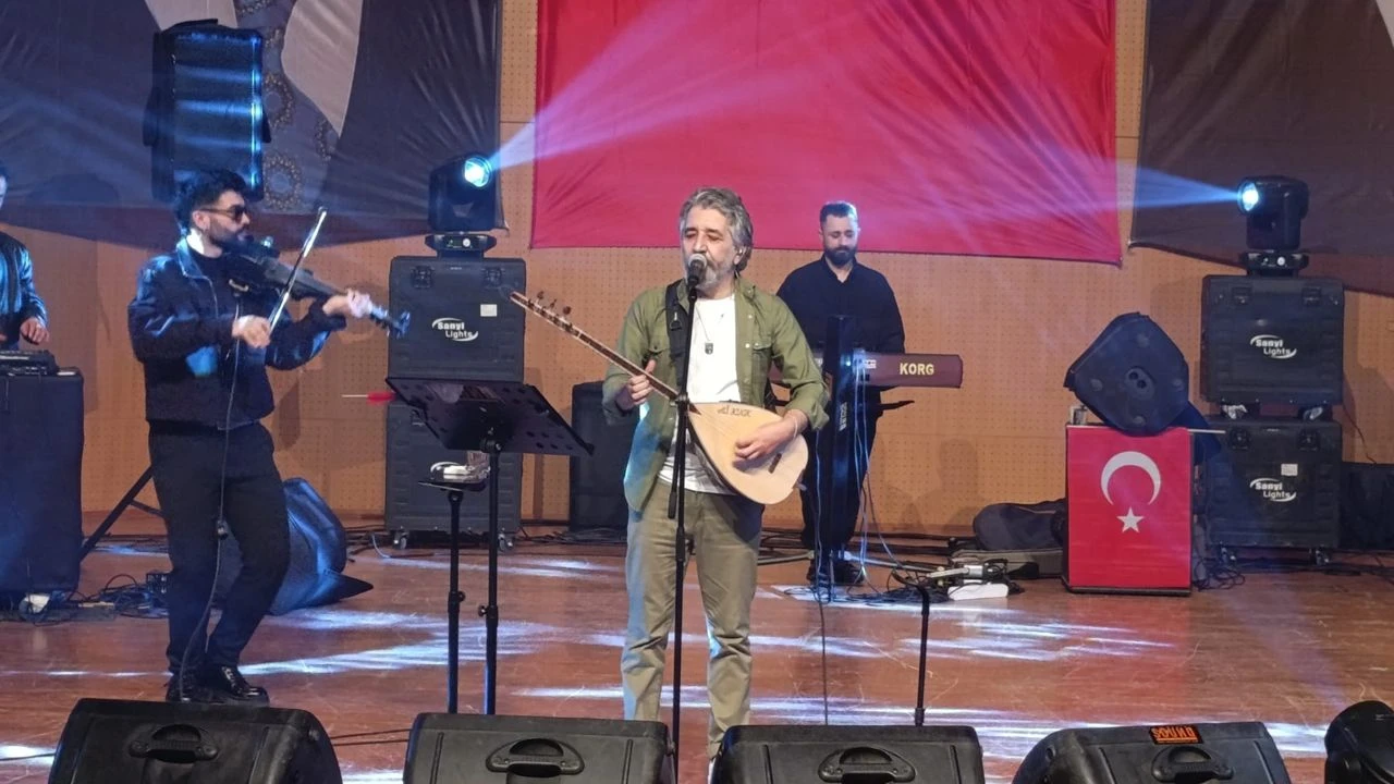 Kahramanmaraş’ta Kurtuluş Gururu: Ali Kınık Konserine Yoğun İlgi
