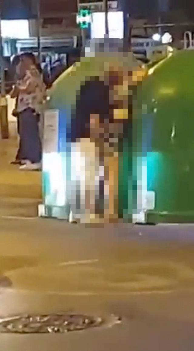 Çöp kovasının önünde cinsel ilişkiye giren çifti polis copla ayırdı