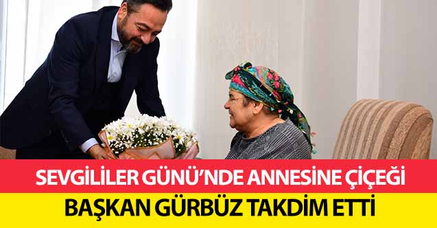 Sevgililer Günü’nde Annesine Çiçeği, Başkan Gürbüz Takdim Etti