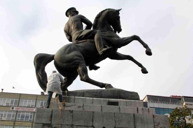 Atatürk Anıtını Halat Bağlayıp Yıkmak İstediler