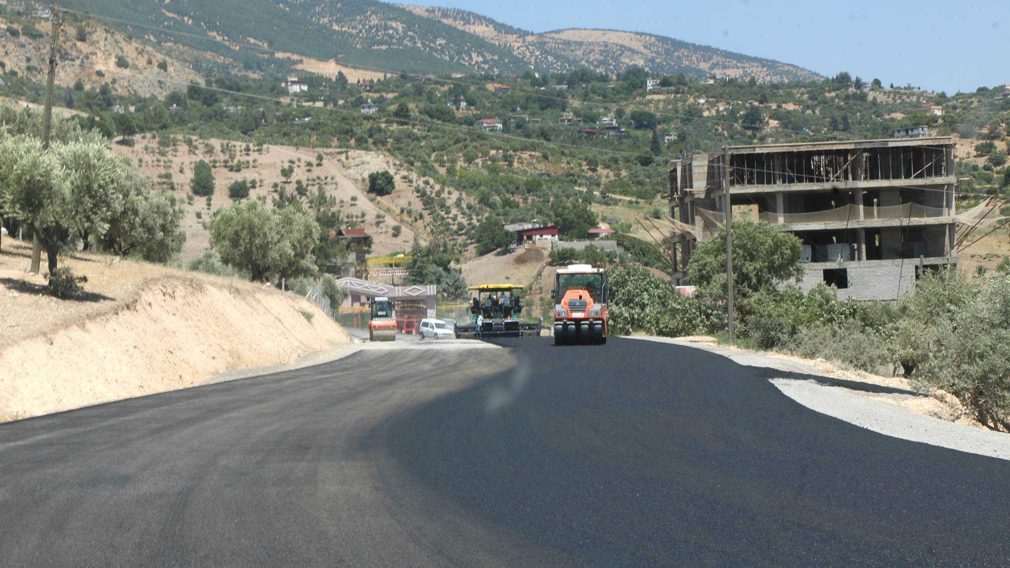 Şeref Eroğlu Caddesi Büyükşehir’le yenilendi