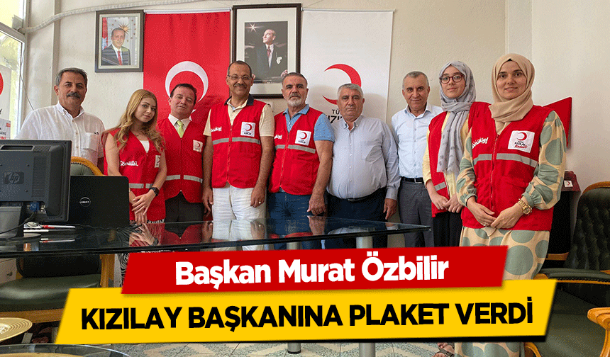 Başkan Murat Özbilir Kızılay Başkanına Plaket Verdi