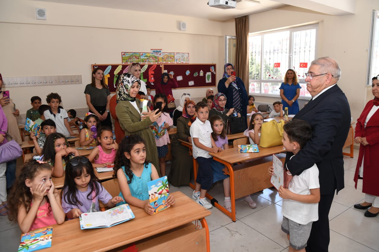 Başkan Mahçiçek, Öğrencilerin Karne Heyecanına Ortak Oldu
