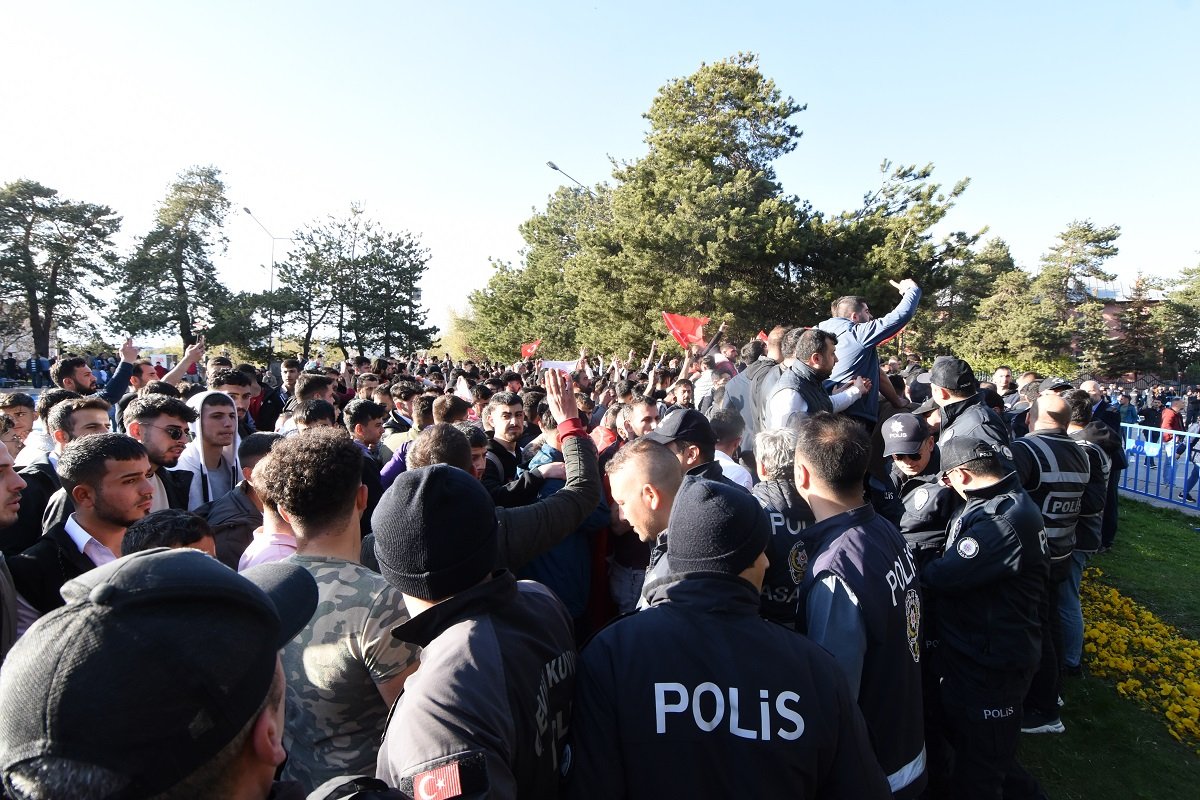 Ekrem İmamoğlu'na taşlı saldırı!