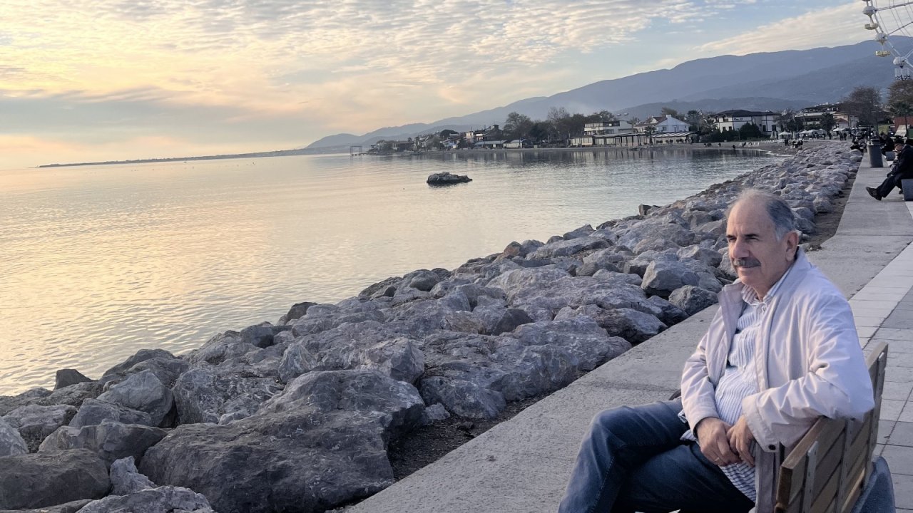 Naif Karabatak’tan Yeni Kitap: “Kahvaltı Haberleri” Raflarda!