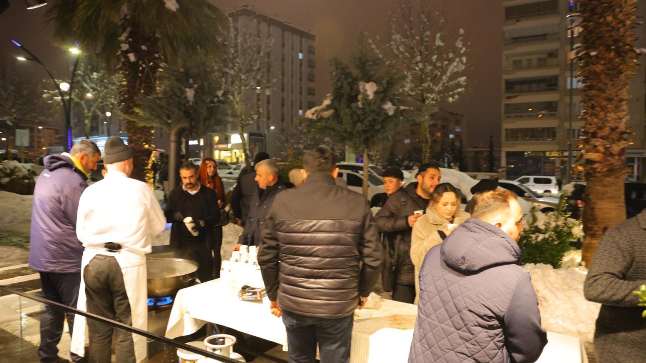 Kahramanmaraş'ta Kış Güneşi: Dev Kazanda 1 Ton Salep İkramı