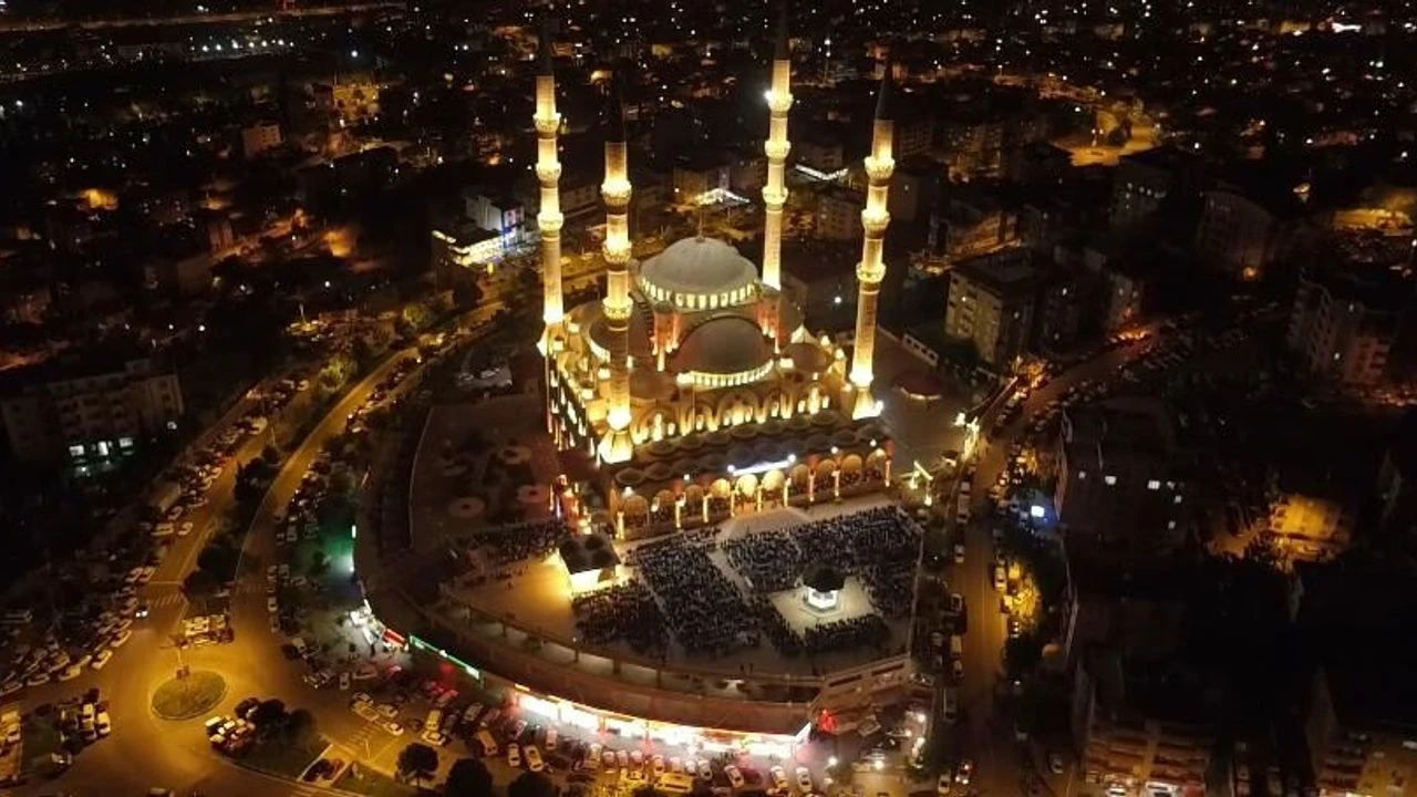 Kahramanmaraş'ta ilk teravih namazı kılındı