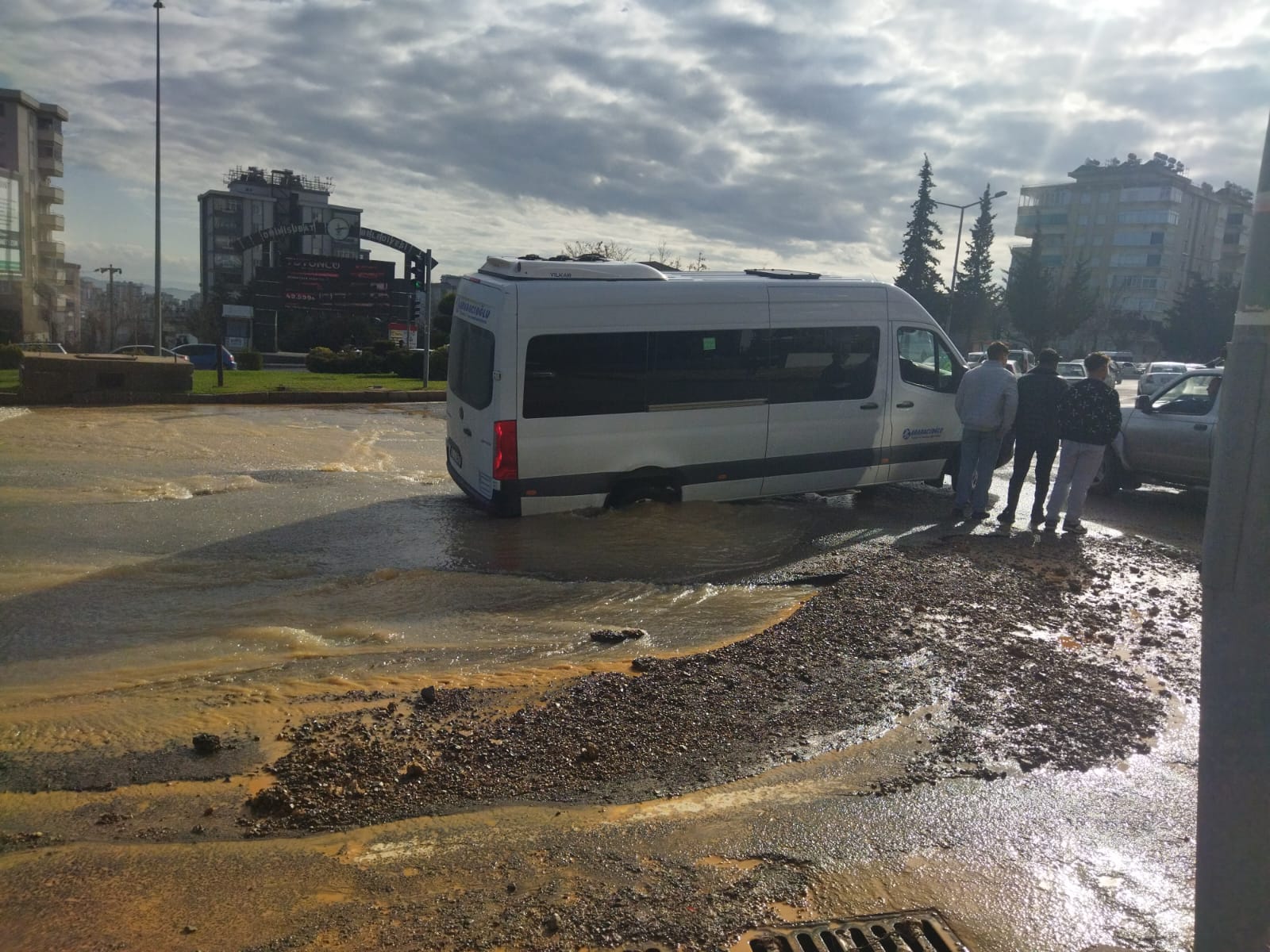 Kahramanmaraş’ta asfalt çöktü: Yolcu minibüsü çukura saplandı!