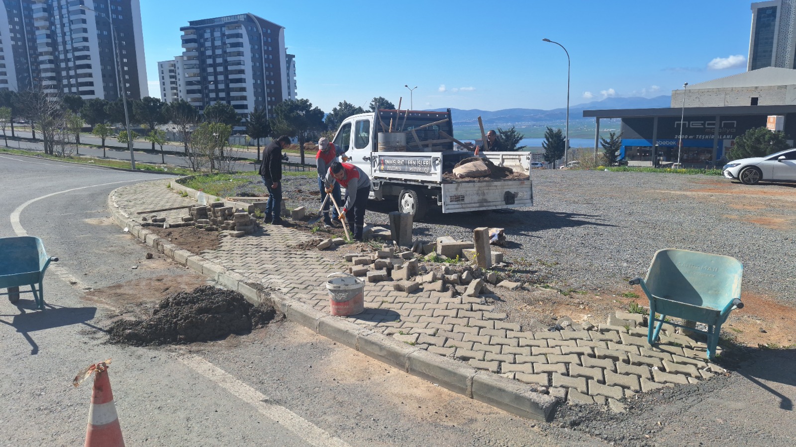 Onikişubat Belediyesi’nden 9 farklı mahallede eş zamanlı kaldırım ve yol çalışması!